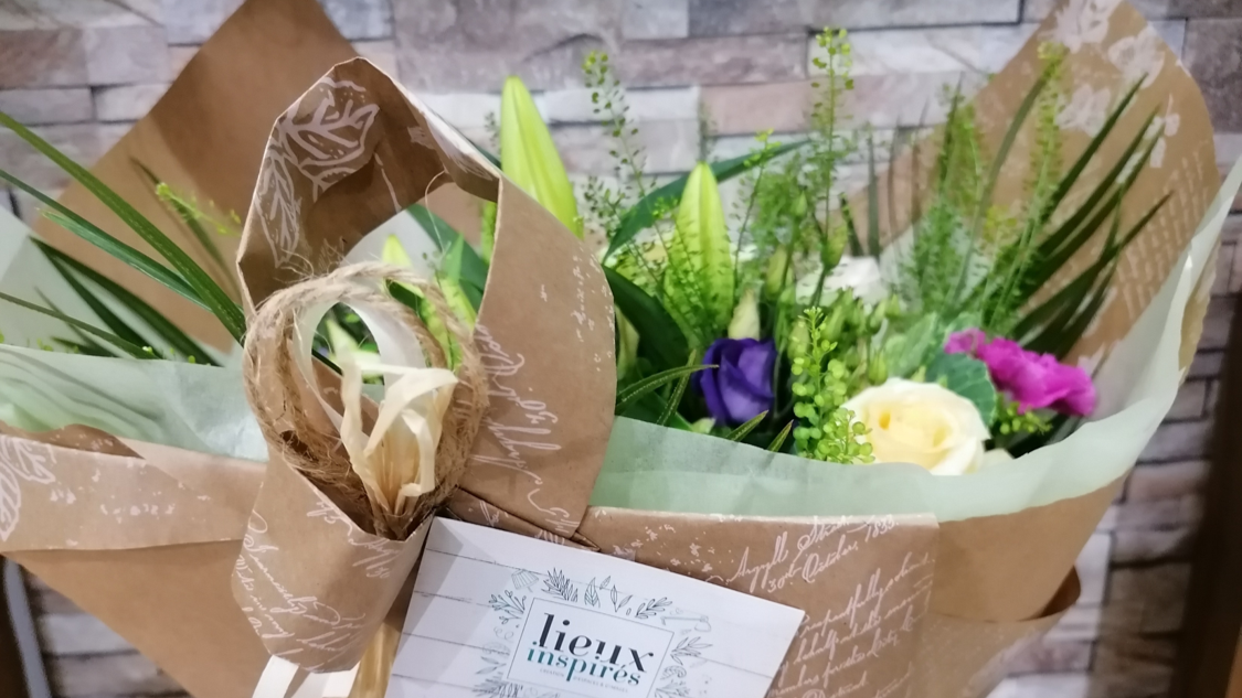 Bouquet de fleur avec carte de visite Lieux Inspirés